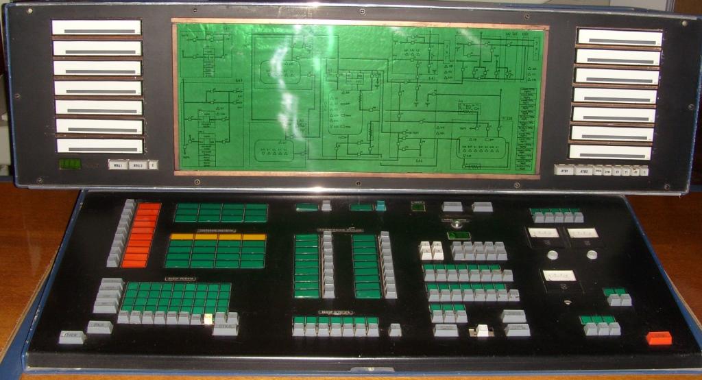 Верхняя_часть_пульта_управления_заправкой_космического_корабля_Буран_жидким_водородом.jpg