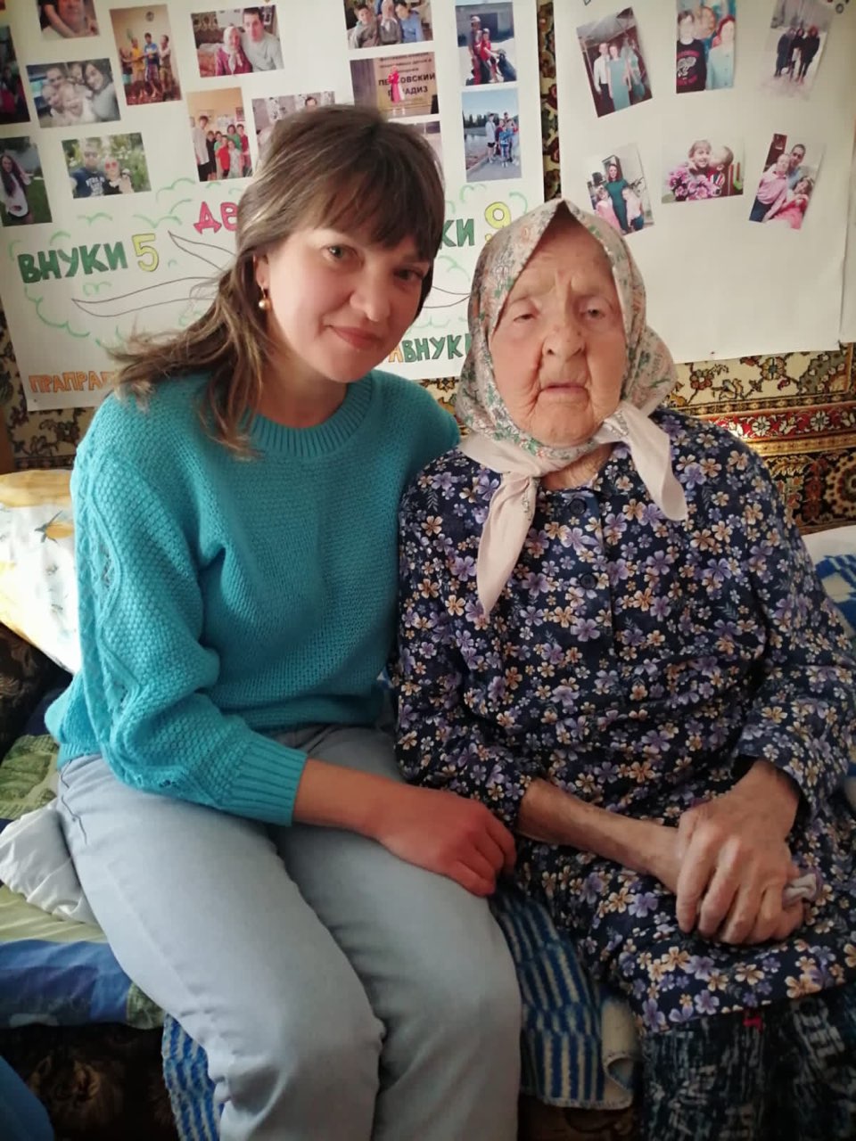 Социальный_работник_Ольга_Железнова_со_110-летней_подопечной_из_п._Черноисточинск_Валентиной_Воробьевой.jpg